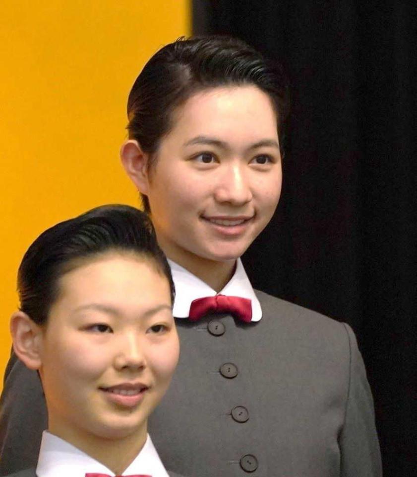 　入学式に出席する林心優さん（奥）＝撮影・高部洋祐