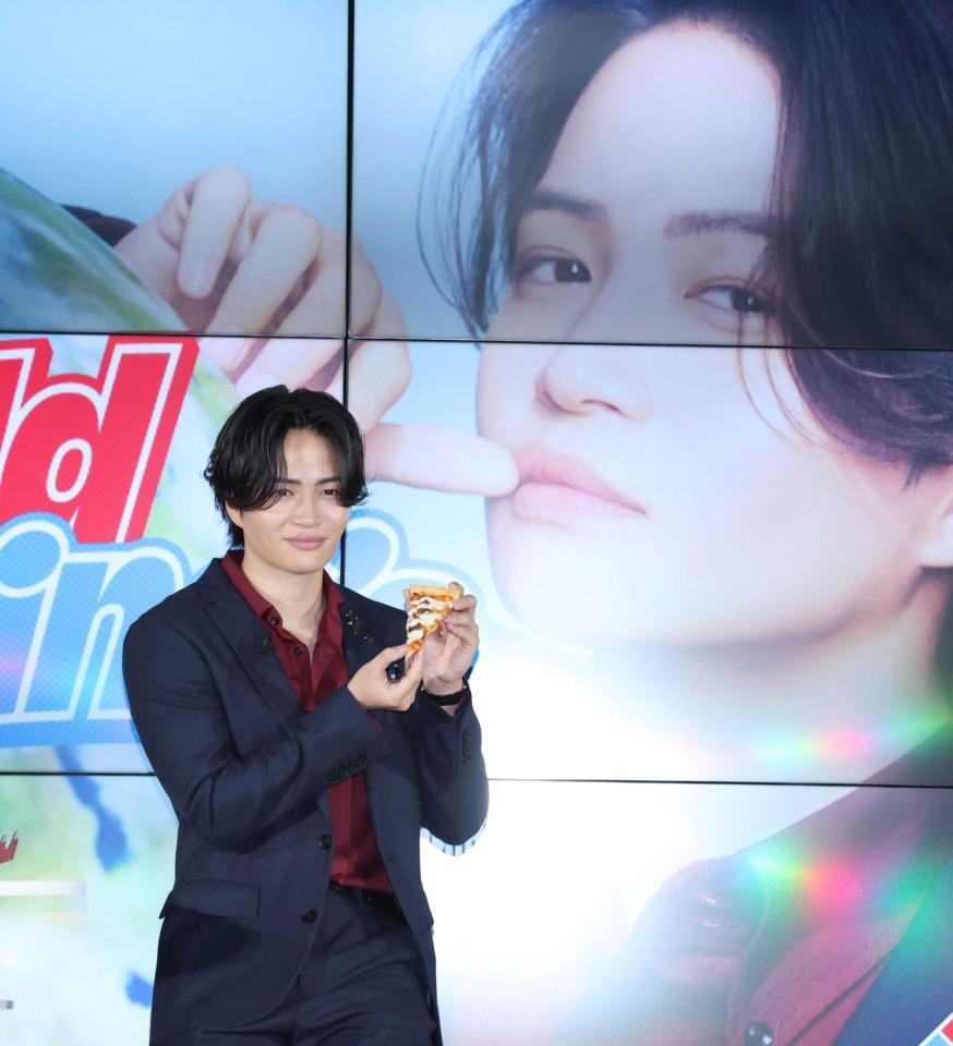 　ピザを手に笑顔を見せる菊池風磨（撮影・金田祐二）