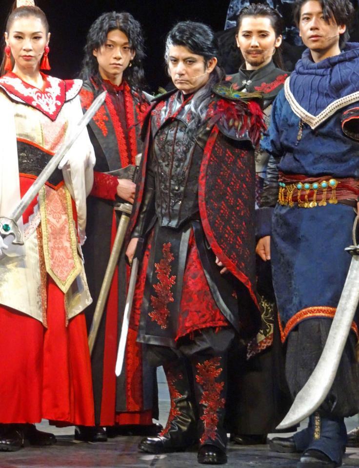 　舞台「デスティニー－アドラメレクの鏡－」に主演の佐藤アツヒロ（中央）