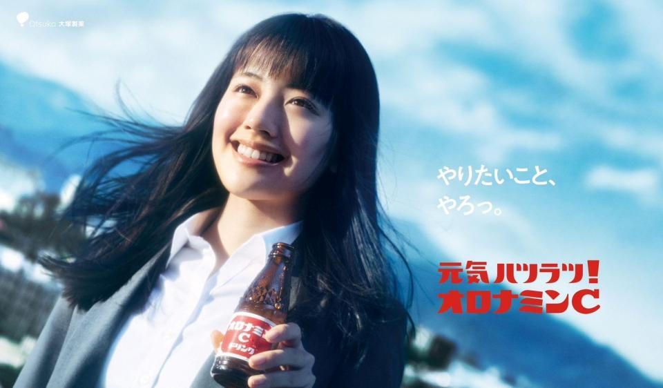　オロナミンＣのＣＭに出演する上坂樹里