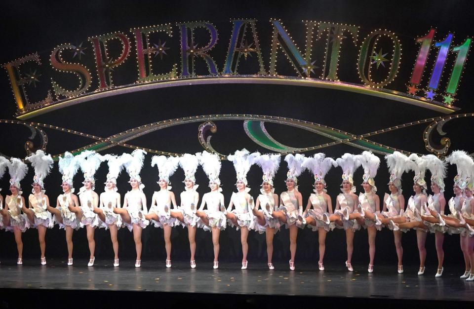 　初舞台恒例のラインダンスを披露する第１１１期生ら（撮影・高部洋祐）