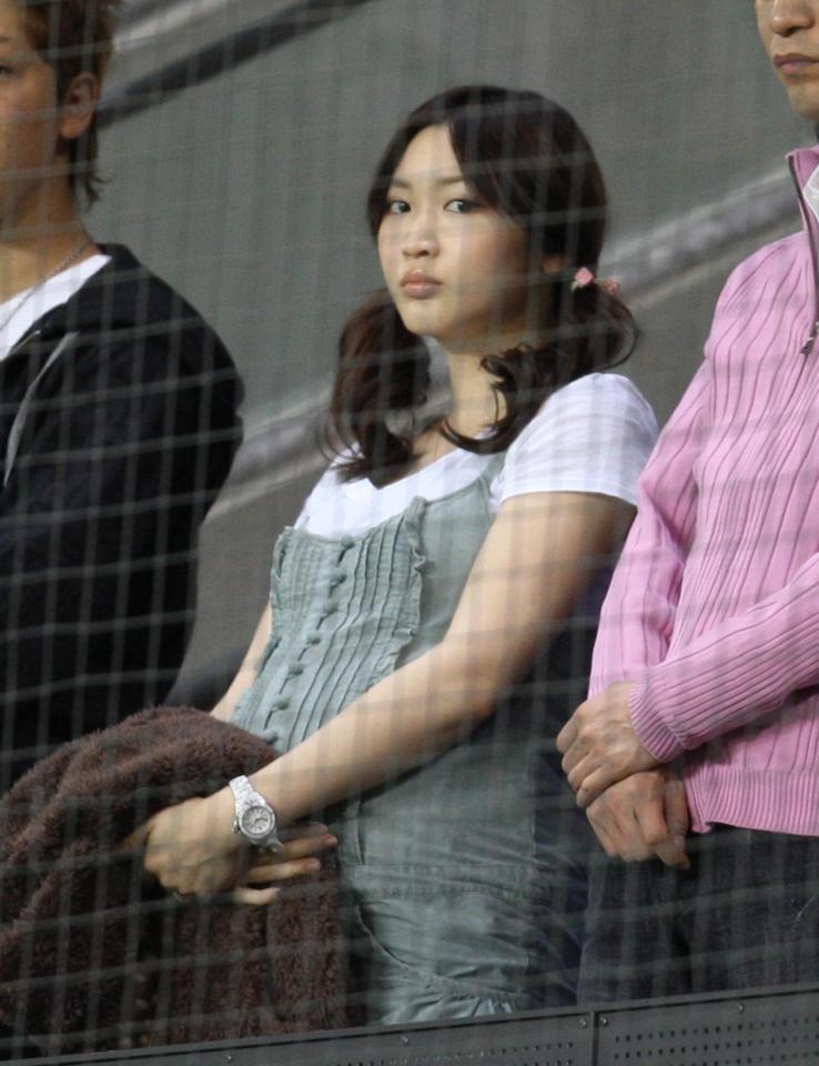 　長男出産４日前の０８年３月２０日、大きくなったおなかを大事そうに抱えながら観戦していた紗栄子＝札幌ドーム