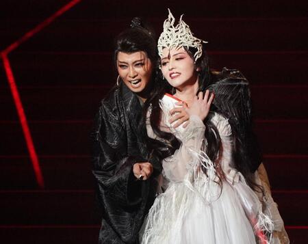 　退団公演で次期トップ暁千星（右）との舞台を繰り広げる礼真琴（撮影・高部洋祐）