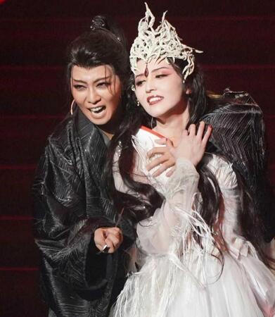 　暁千星（右）との舞台を繰り広げる礼真琴