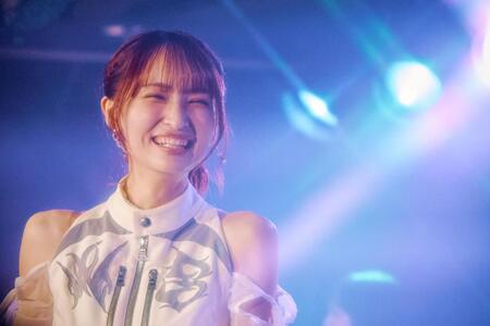 　笑顔を見せるＷＨＩＴＥ　ＳＣＯＲＰＩＯＮ・ＡＬＬＹ　©ＯＶＥＲＳＥ