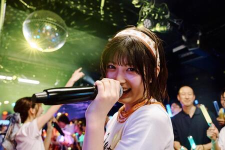 　新曲を初披露したＷＨＩＴＥ　ＳＣＯＲＰＩＯＮ・ＨＡＮＮＡ　©ＯＶＥＲＳＥ