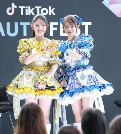 　笑顔でポーズをきめる超ときめき♡宣伝部の菅田愛貴（左）と辻野かなみ（撮影・金田祐二）