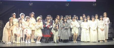 　ＭＣを務めた３時のヒロイン・福田麻貴（中央）、（左から）ｆａｖ　ｍｅ、ファントムシータ、ＷＨＩＴＥ　ＳＣＯＲＰＩＯＮ、ＹＵＭ！－ＴＵＫ！