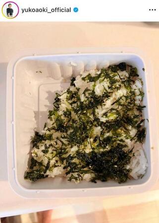 　おかずの下には海苔ご飯が。青木裕子のインスタグラム＠ｙｕｋｏａｏｋｉ＿ｏｆｆｉｃｉａｌより