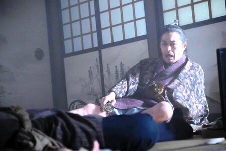 　錯乱した源内は策略に利用されてしまう。ＮＨＫ大河ドラマ「べらぼう～蔦重栄華乃夢噺～」より