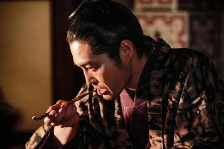 　怪演する安田顕。ＮＨＫ大河ドラマ「べらぼう～蔦重栄華乃夢噺～」より