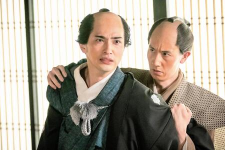 　源内の件で感情を露わにする蔦重。ＮＨＫ大河ドラマ「べらぼう～蔦重栄華乃夢噺～」より