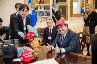 　ホワイトハウスで開かれたトランプ米大統領との会談でＭＡＧＡ帽子をかぶった赤沢経済再生相＝１６日（ホワイトハウス提供、共同）