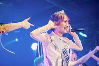 　笑顔を見せるＷＨＩＴＥ　ＳＣＯＲＰＩＯＮ・ＡＬＬＹ　©ＯＶＥＲＳＥ