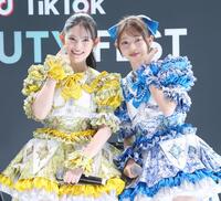 　笑顔でポーズをきめる超ときめき♡宣伝部の菅田愛貴（左）と辻野かなみ（撮影・金田祐二）