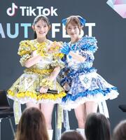 　笑顔でポーズをきめる超ときめき♡宣伝部の菅田愛貴（左）と辻野かなみ（撮影・金田祐二）