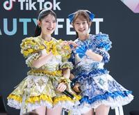 　笑顔でポーズをきめる超ときめき♡宣伝部の菅田愛貴（左）と辻野かなみ（撮影・金田祐二）