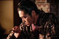 　怪演する安田顕。ＮＨＫ大河ドラマ「べらぼう～蔦重栄華乃夢噺～」より