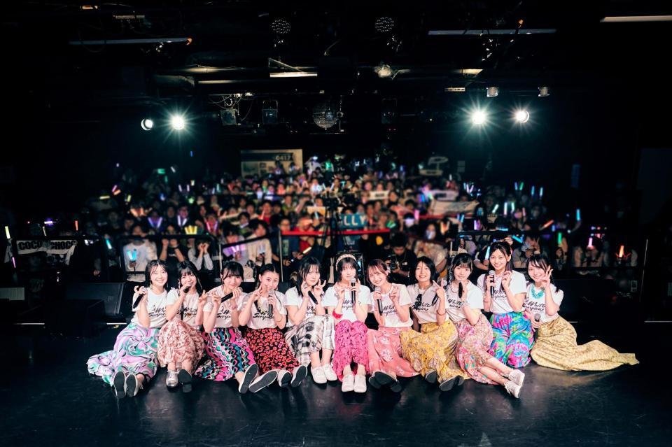 　ファンと記念撮影するＷＨＩＴＥ　ＳＣＯＲＰＩＯＮ　©ＯＶＥＲＳＥ