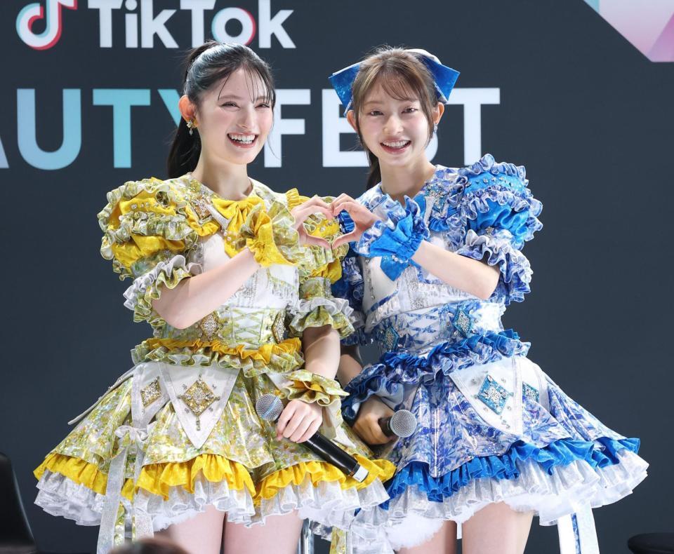 　笑顔でポーズをきめる超ときめき♡宣伝部の菅田愛貴（左）と辻野かなみ（撮影・金田祐二）