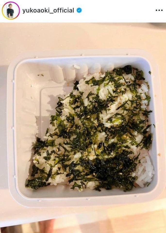 　おかずの下には海苔ご飯が。青木裕子のインスタグラム＠ｙｕｋｏａｏｋｉ＿ｏｆｆｉｃｉａｌより