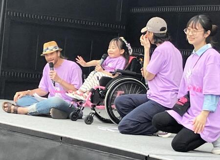 　トークショウー中にステージから手を振るりおなちゃん（左から２人目）