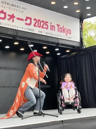 　坪倉唯子の歌に合わせリズムをとるりおなちゃん（右）