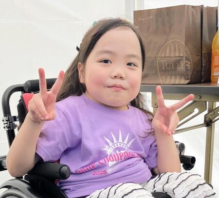 　イベント参加後にＶサインでポーズをとる人気ユーチューバーのりおなちゃん