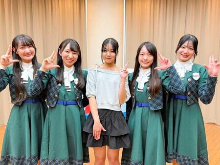 　ＫＯＢｅｒｒｉｅＳ♪の１４期生オーディションに合格し、メンバーに囲まれる橋本夏叶さん（左から３人目）