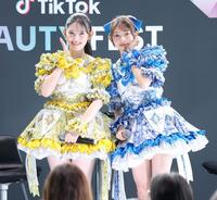 　笑顔登壇した超ときめき♡宣伝部の菅田愛貴（左）と辻野かなみ（撮影・金田祐二）