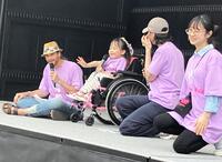 　トークショウー中にステージから手を振るりおなちゃん（左から２人目）