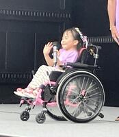 　ステージから手を振るりおなちゃん