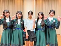 　ＫＯＢｅｒｒｉｅＳ♪の１４期生オーディションに合格し、メンバーに囲まれる橋本夏叶さん（左から３人目）