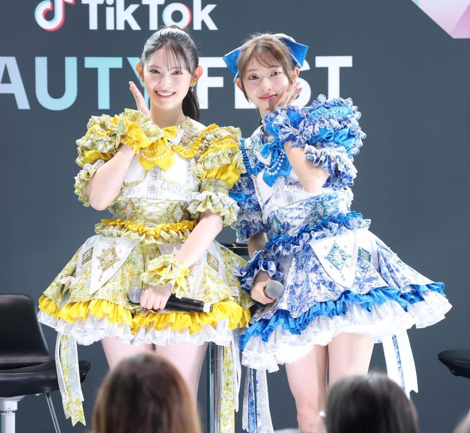 　笑顔登壇した超ときめき♡宣伝部の菅田愛貴（左）と辻野かなみ（撮影・金田祐二）