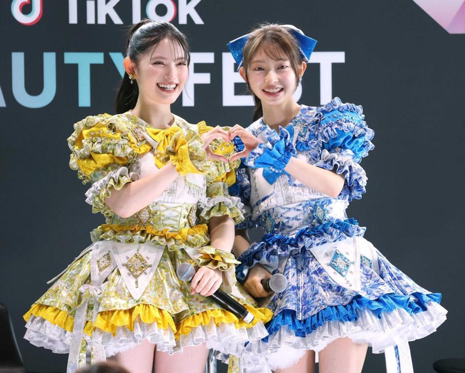 　笑顔でポーズをとる超ときめき♡宣伝部の菅田愛貴（左）と辻野かなみ（撮影・金田祐二）