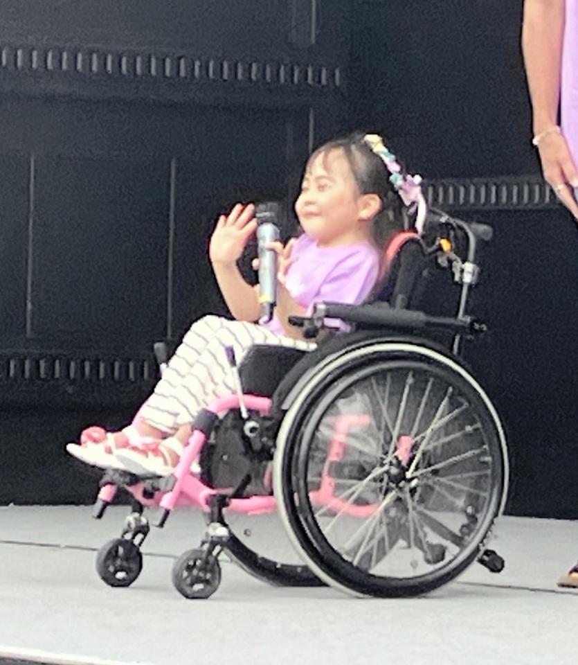 　ステージから手を振るりおなちゃん