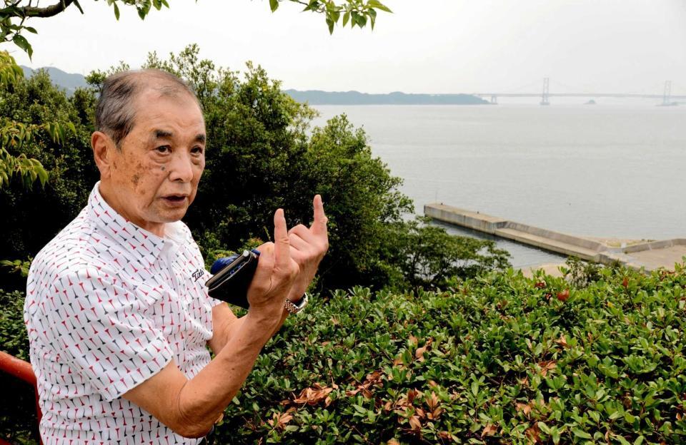 　「波間に火柱が上がるのを見た」。住吉丸が沈んだ鳴門海峡を望む高台で、当時の記憶をたどる山口崇さん（２０２０年８月撮影）
