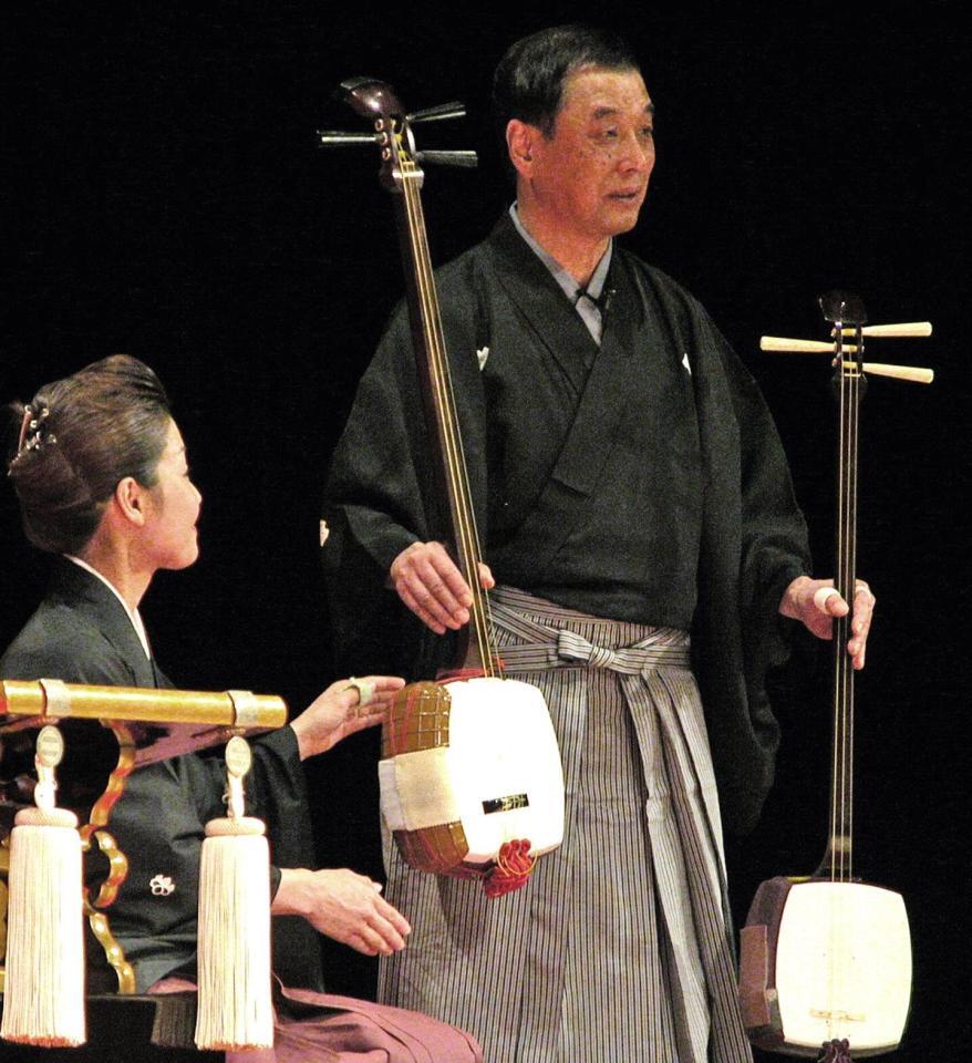 　２種の三味線を比べてみせる山口崇さん＝２００７年