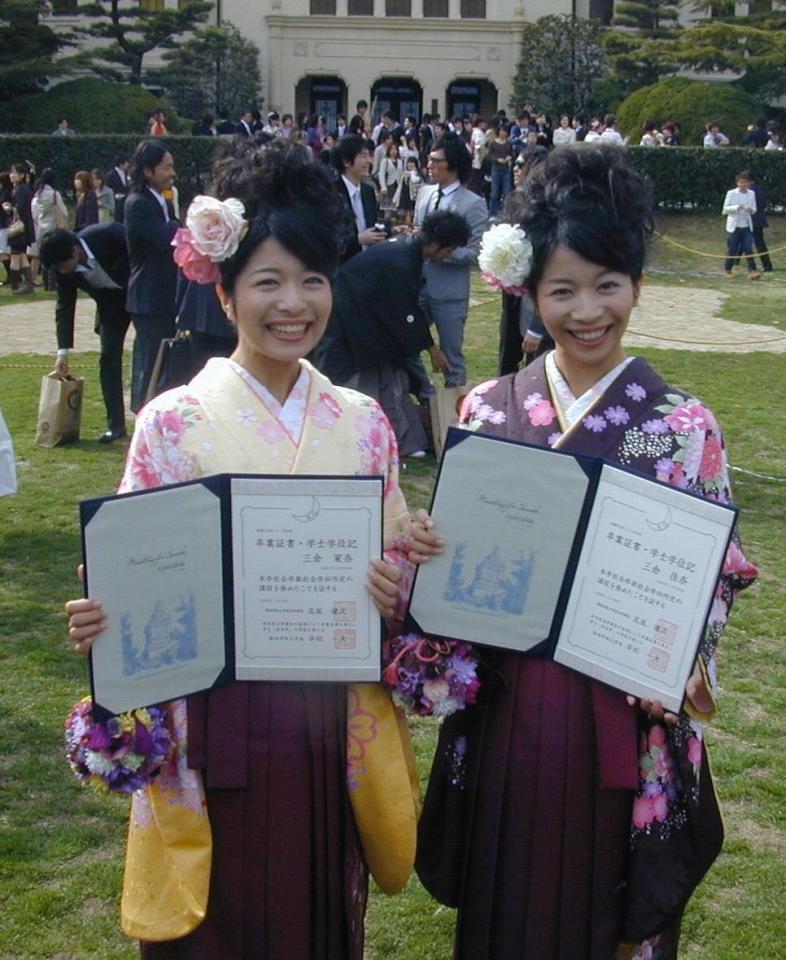 　０８年、卒業証書を手に笑顔の三倉茉奈（左）と佳奈＝関西学院大
