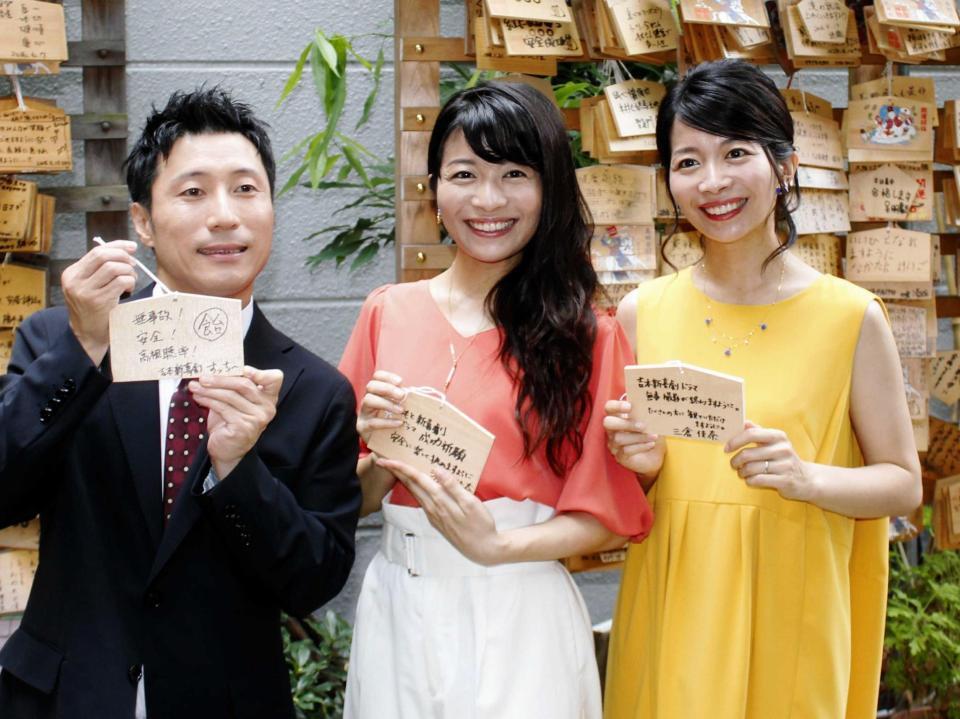 　ドラマの成功祈願を行った（左から）すっちー、三倉茉奈、三倉佳奈＝大阪・安居神社
