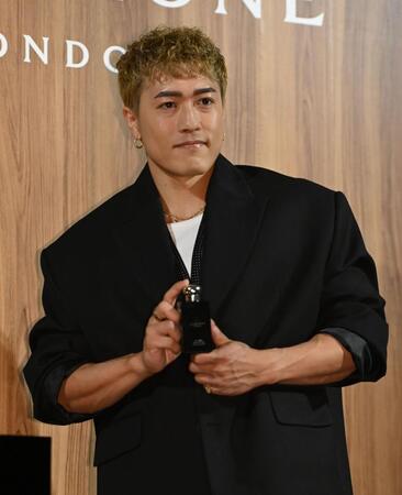 　商品を手にポーズを決める中務裕太（撮影・開出牧）