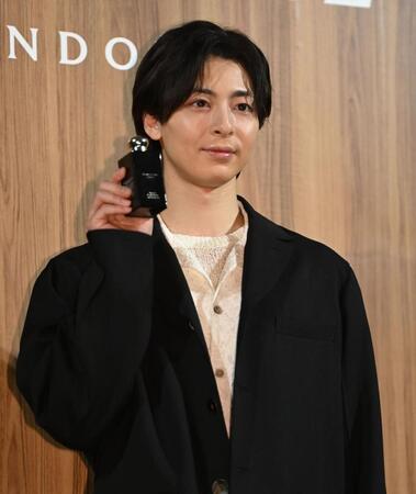 　商品を手にポーズを決める高杉真宙（撮影・開出牧）