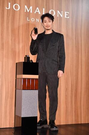 　イベントでポーズを決めるディーン・フジオカ（撮影・開出牧）