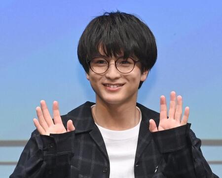 ファンに手を振る柏木悠＝東京池袋のＴｈｅａｔｅｒ　Ｍｉｘａ（撮影・園田高夫）