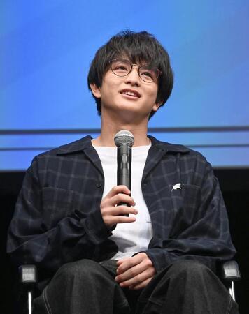 トークイベントでエピソードを話す柏木悠＝東京池袋のＴｈｅａｔｅｒ　Ｍｉｘａ（撮影・園田高夫）