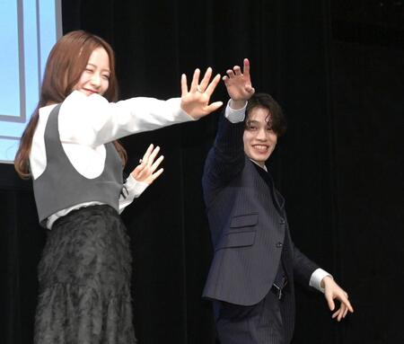 笑顔で手を振り降壇する森香澄（左）と鈴木康介＝東京池袋のＴｈｅａｔｅｒ　Ｍｉｘａ（撮影・園田高夫）