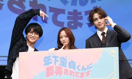 　ポーズを決める（左から）柏木悠、森香澄、鈴木康介（撮影・園田高夫）