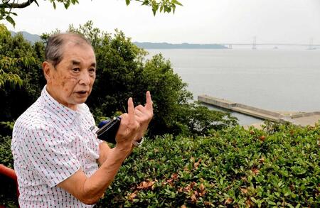 　「波間に火柱が上がるのを見た」。住吉丸が沈んだ鳴門海峡を望む高台で、当時の記憶をたどる山口崇さん（２０２０年８月撮影）