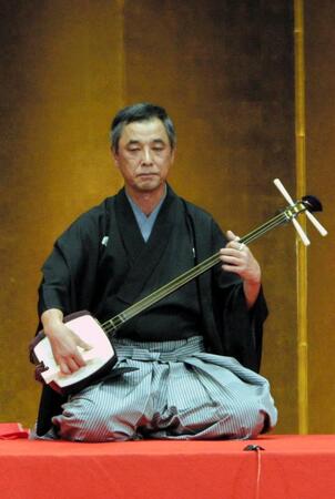 　長唄三味線を演奏する山口崇さん。ふるさとへの恩返しにと邦楽の無料公演を開催する（２００３年１０月撮影）