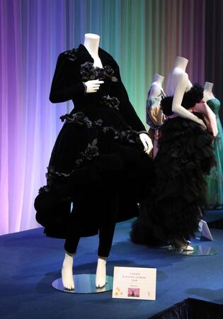 　初めての紅白出場の時の中山美穂さんの衣装（撮影・佐々木彰尚）